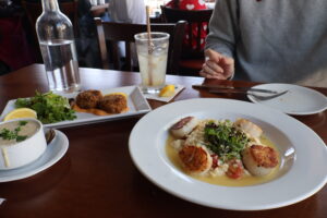 サンフランシスコのFog Harbor Fish Houshで食べたクラムチャウダーとホタテ